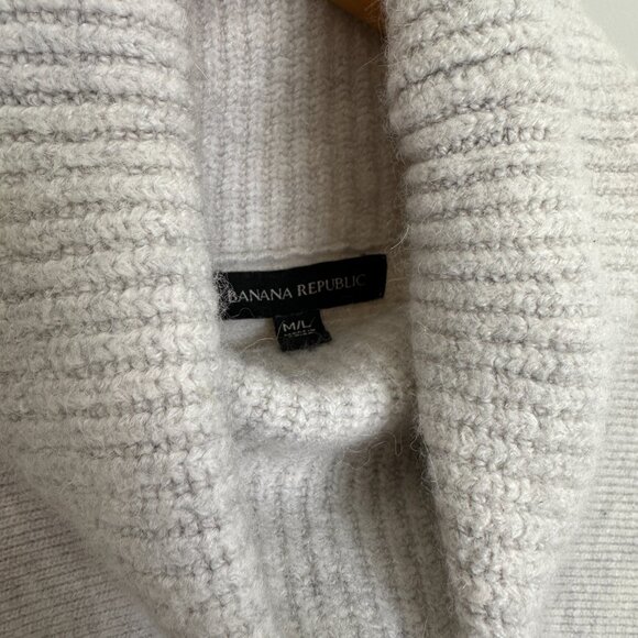 Banana Republic Grey Wool Turtleneck. M/L - Picture 4 of 5